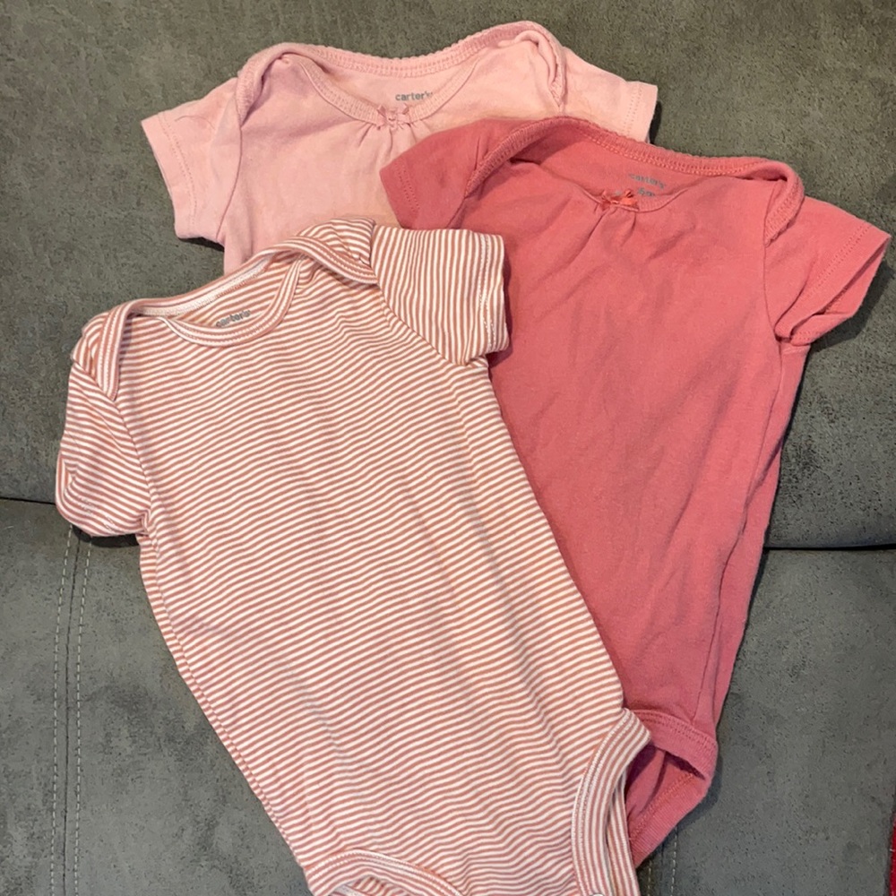 3 short sleeve carter onsies. Size 6 month